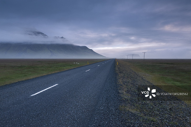 冰岛雾蒙蒙的黄昏时分空旷的1号公路图片素材