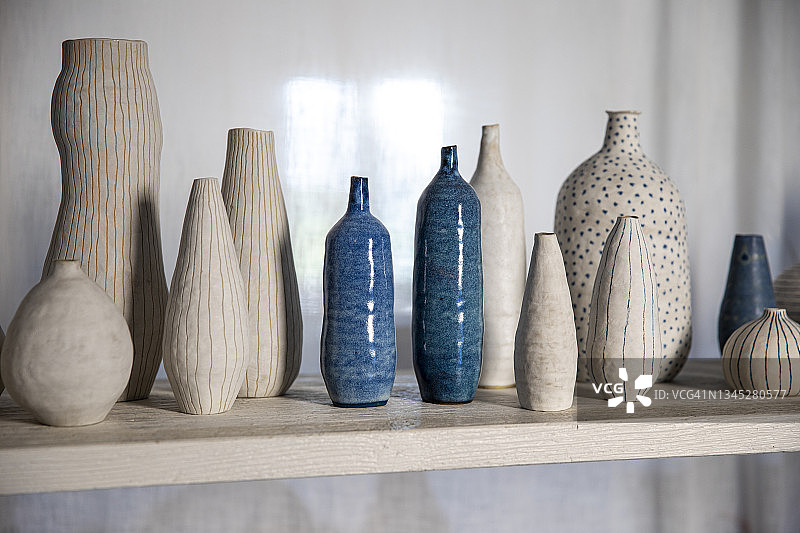 工作室里的手工陶瓷花瓶图片素材