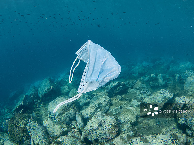 漂浮在海中的外科口罩水下摄影图片素材