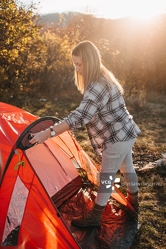 正在搭建帐篷的女人图片素材