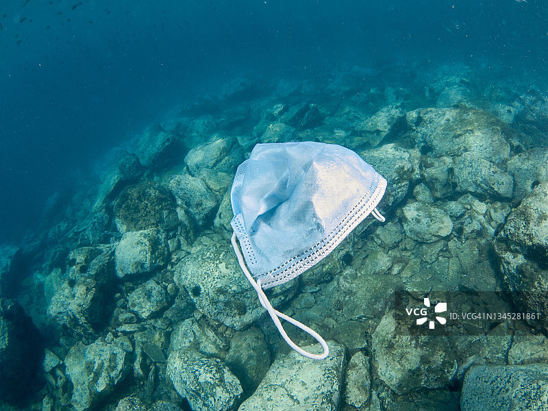 漂浮在海中的外科口罩水下摄影图片素材