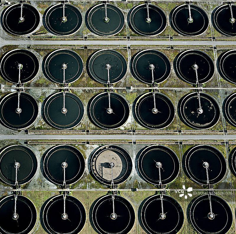 英国伦敦贝克顿污水处理厂的鸟瞰图图片素材