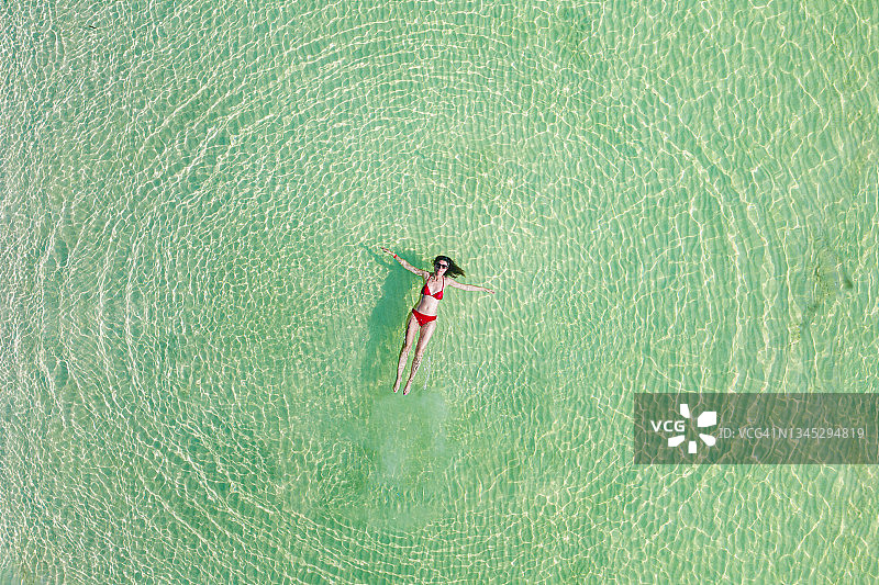 漂浮在加勒比海上的女人图片素材