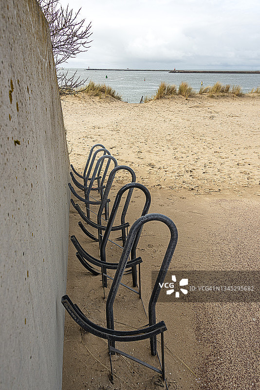 海滩上的黑色自行车架图片素材