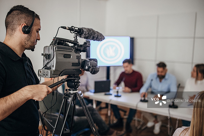 摄影师拍摄新闻发布会图片素材