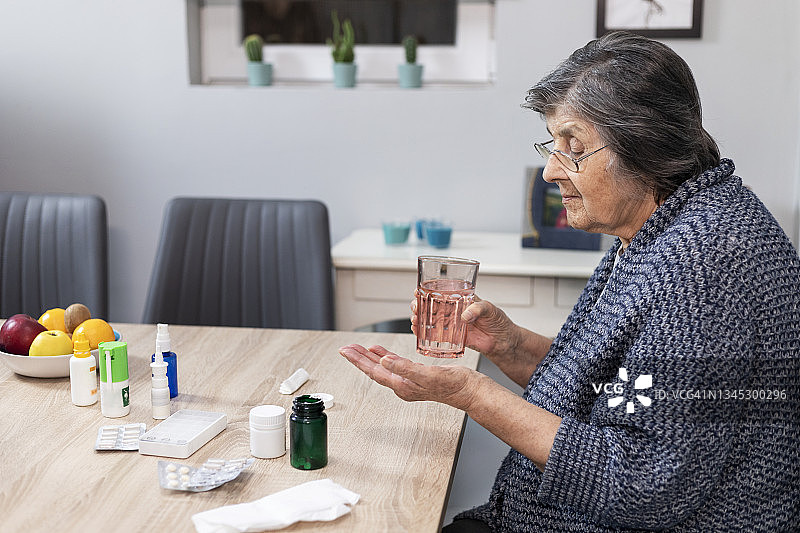 一位生病的老年女性在家中图片素材