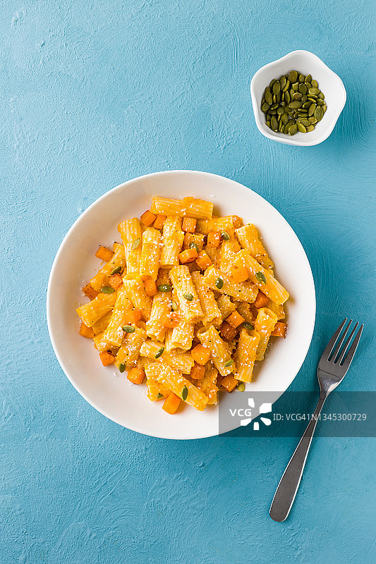 健康的纯素奶油南瓜意大利面图片素材