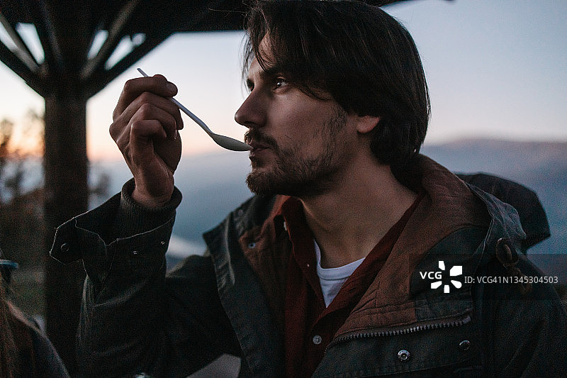 露营者喝汤图片素材