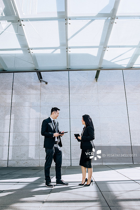 商业伙伴讨论未来计划和策略图片素材