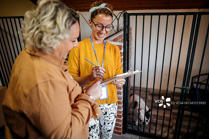 每只狗狗都需要爱图片素材