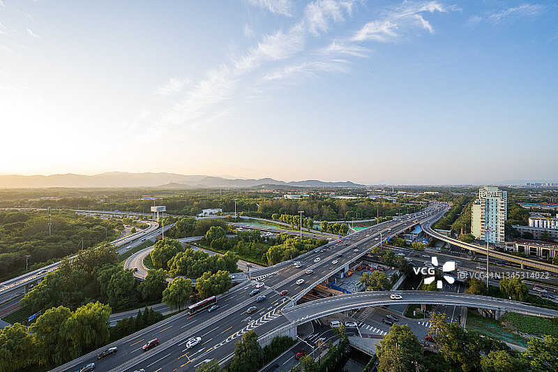 北京城市道路日落时分的交通航拍景色图片素材