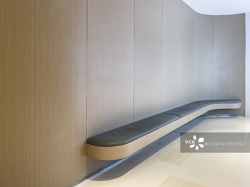 现代建筑内部的长椅图片素材
