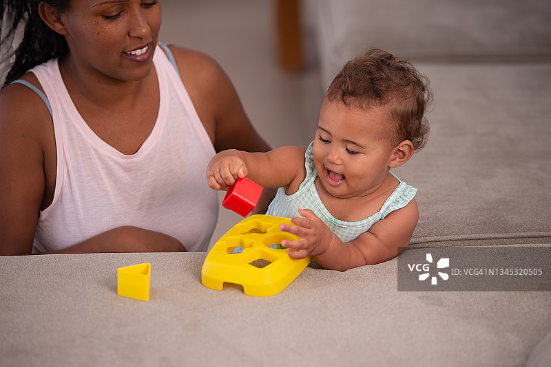 母亲和婴儿玩游戏图片素材