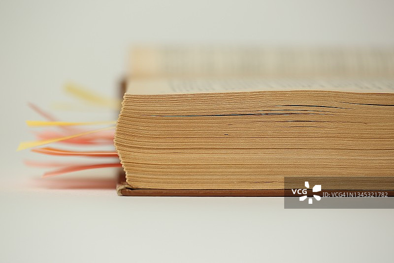 带书签的书籍特写图片素材