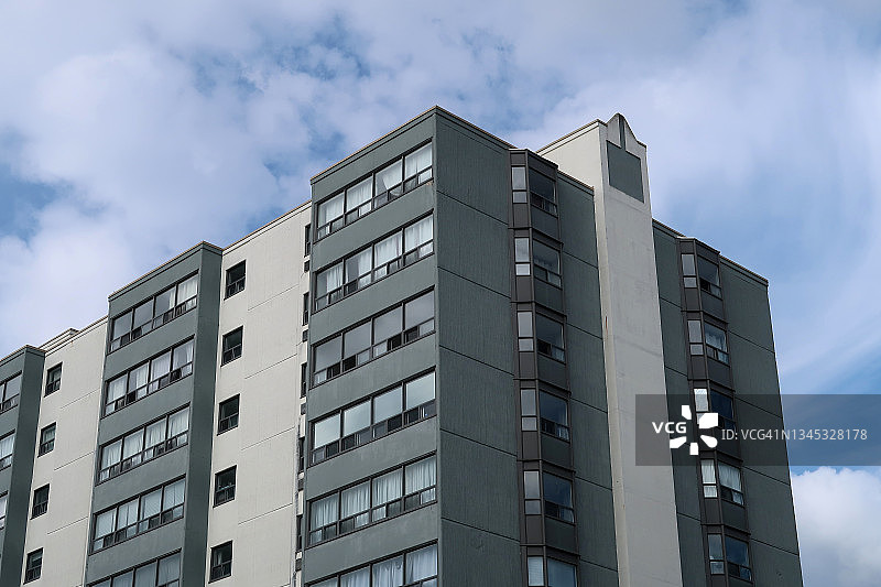 仰望居民楼一角图片素材