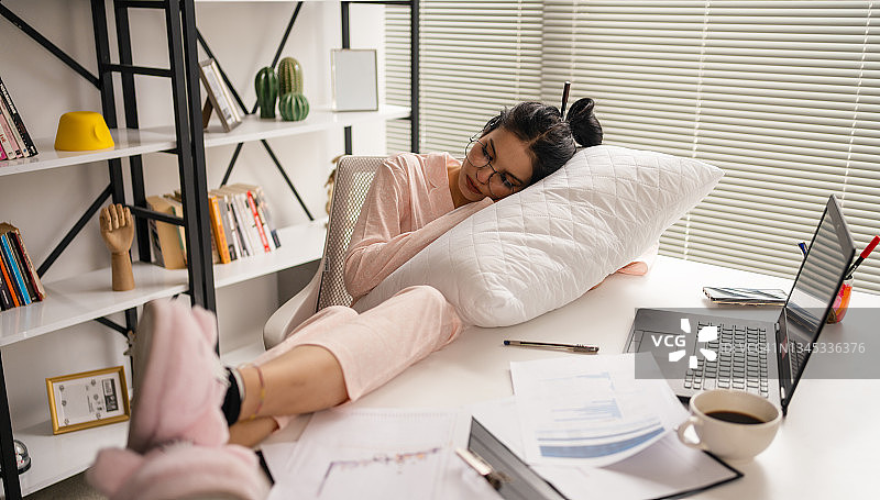 工作到凌晨图片素材