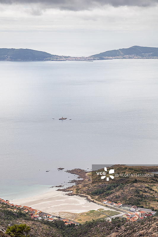 埃扎罗海滩和村庄图片素材