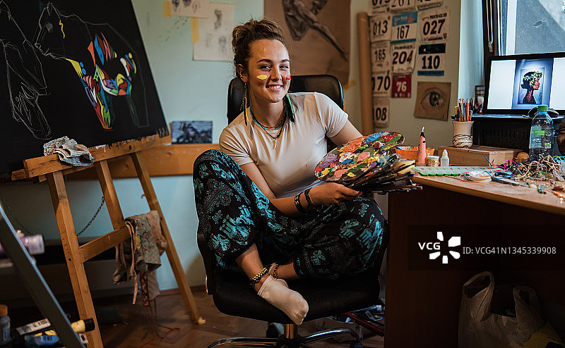 创意家居工作室里可爱而富有创造力的女性小企业主图片素材