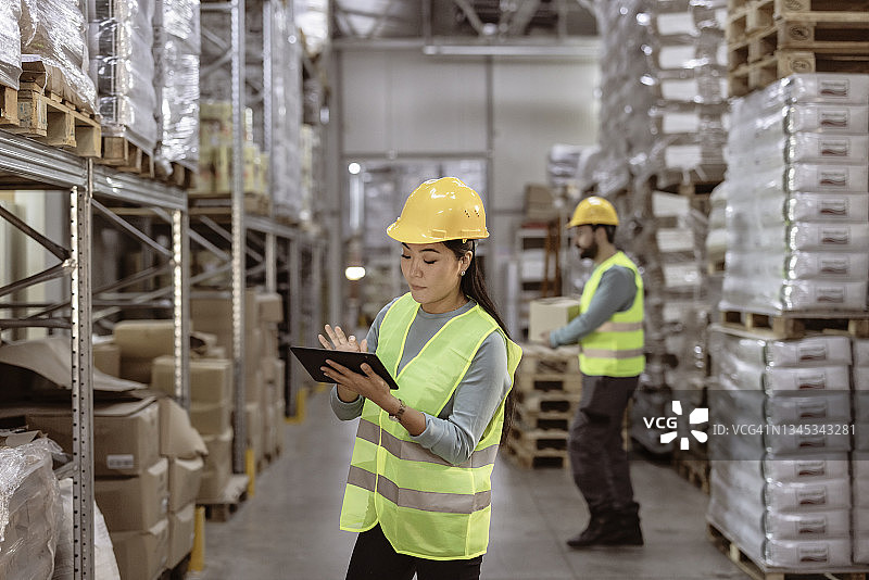 她在网上进行所有的业务运营图片素材