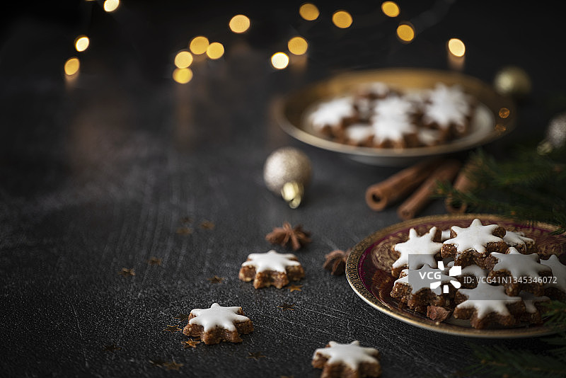 深色背景金色碗中的星形圣诞饼干，复制空间图片素材