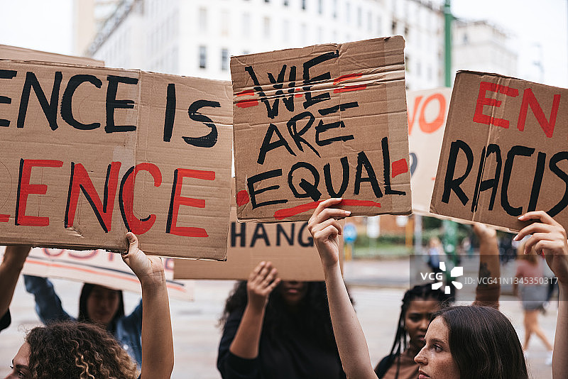 一群举着抗议信息的活动人士特写图片素材