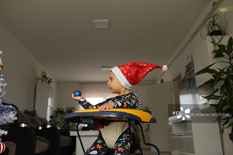 迷人幼儿男孩玩圣诞装饰品图片素材