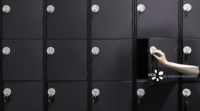 手打开储物柜图片素材