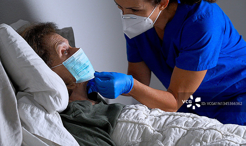女护士正在照顾年长的妇女图片素材