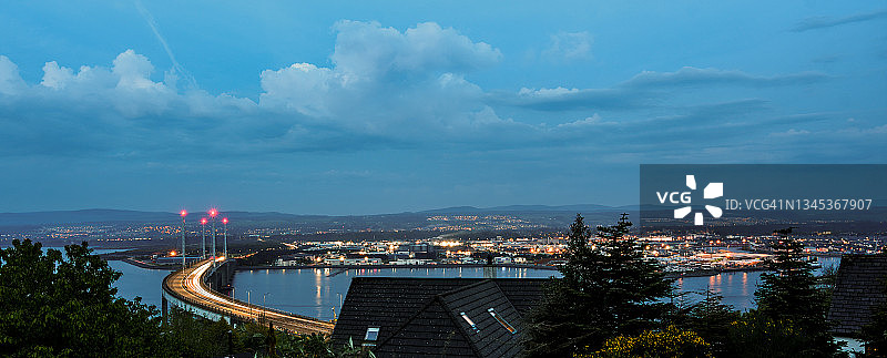 日落时分，苏格兰高地因弗内斯莫里湾上的凯索克大桥图片素材