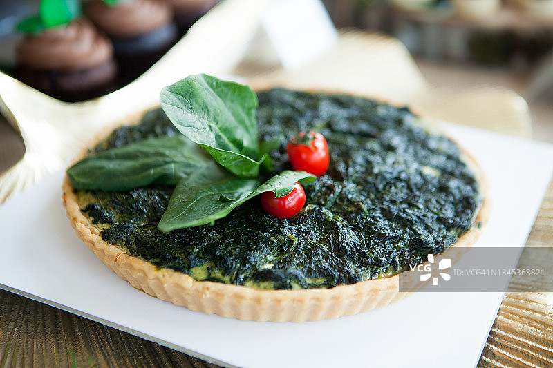 上菜盘中的菠菜乳蛋饼特写图片素材