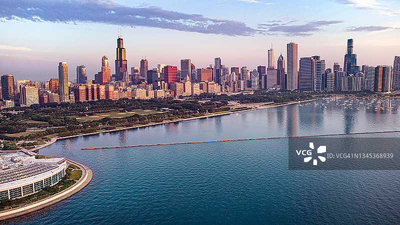 日出时分的芝加哥谢德水族馆空中景观图片素材