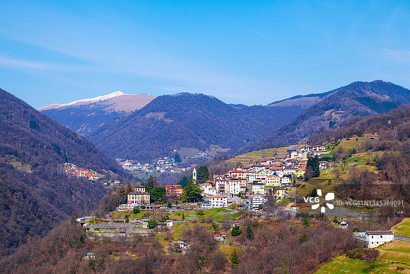 布鲁泽拉村庄和山景，门德里西奥，提契诺州，瑞士图片素材