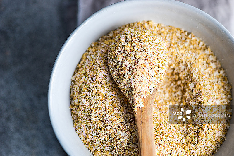 餐巾上的一碗燕麦麸皮俯视图图片素材