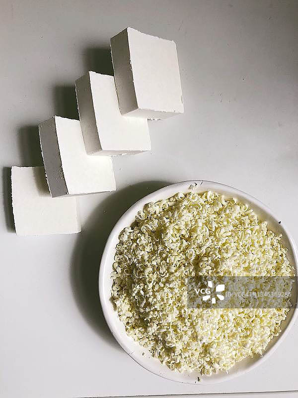 一碗磨碎的奶酪和奶酪块的俯视图图片素材