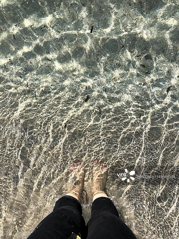 女子在西班牙马略卡岛海中划桨的俯视图图片素材