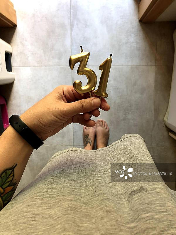 手持31岁生日蜡烛的女人图片素材