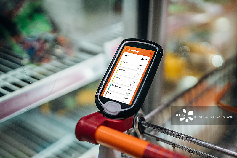 使用智能手机进行食品杂货购物图片素材