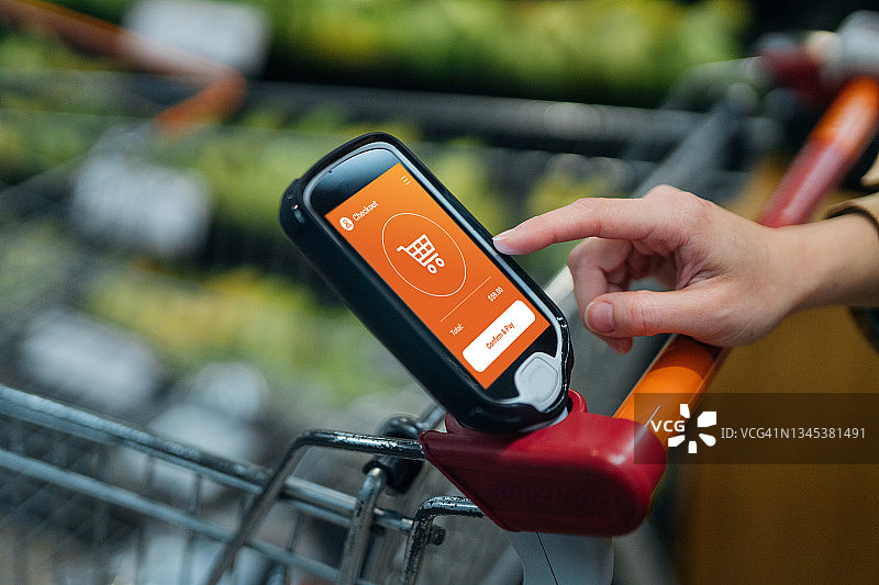 使用智能手机进行食品杂货购物图片素材