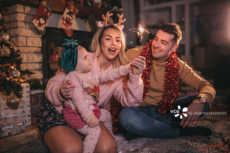 幸福家庭在家庆祝圣诞节和新年假期图片素材