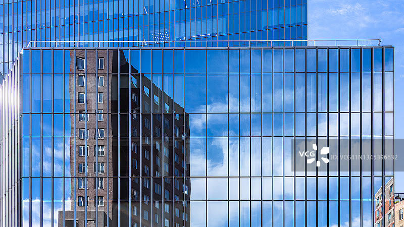 纽约东村办公大楼玻璃幕墙上的扭曲倒影图片素材