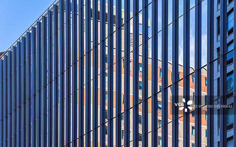 纽约东村办公大楼玻璃幕墙上的扭曲倒影图片素材