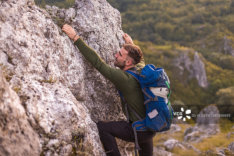成功男士在日出山顶徒步旅行图片素材