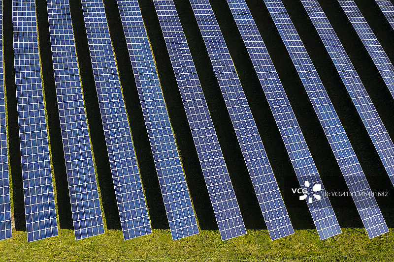 蓝色太阳能电池板航拍图片素材