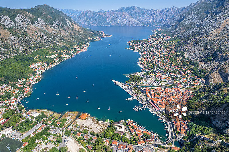 科托尔城市天际线航拍，科托尔湾，黑山图片素材