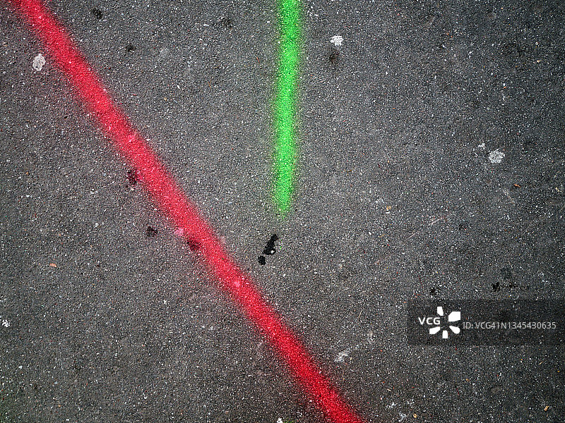 巴黎沥青路上色彩饱和的线条图片素材