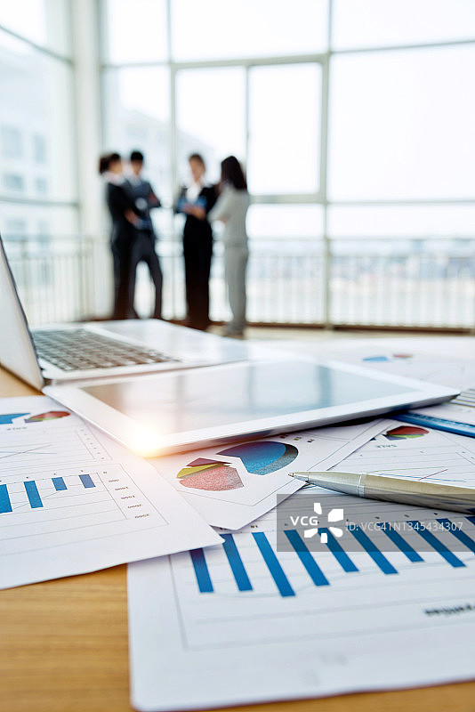 商务团队在办公室讨论图表图片素材