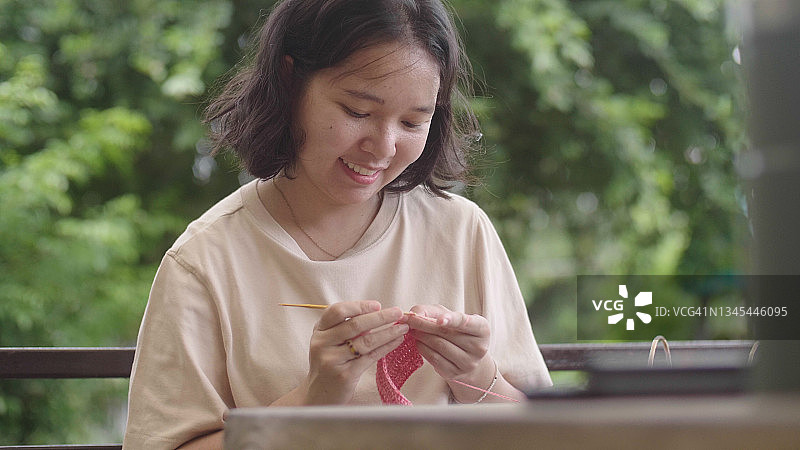 年轻女人在家享受生活和休闲编织时光图片素材