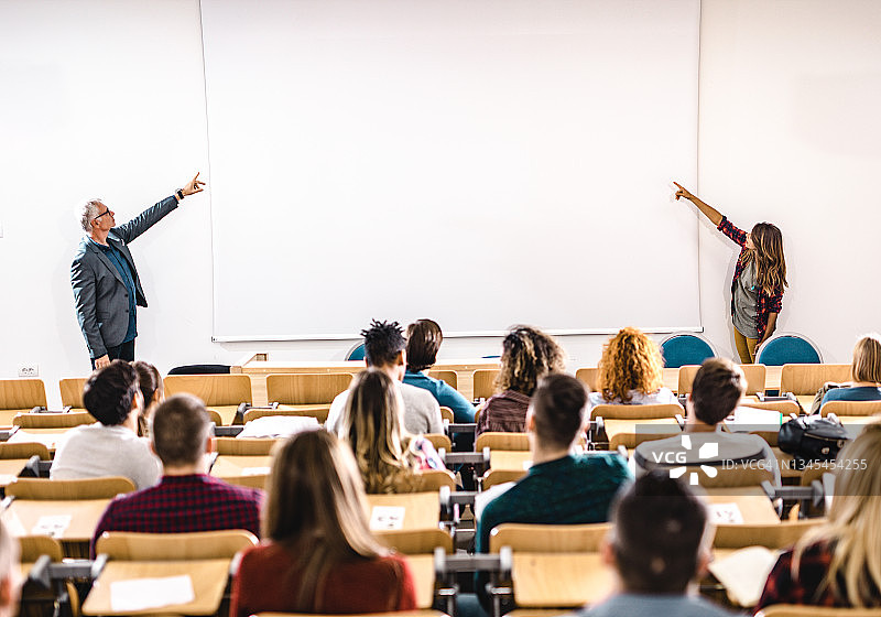 教授和大学生在白板前演讲图片素材