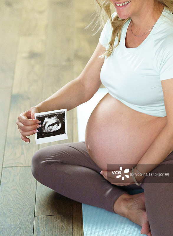 孕妇拿着婴儿的超声波图像图片素材