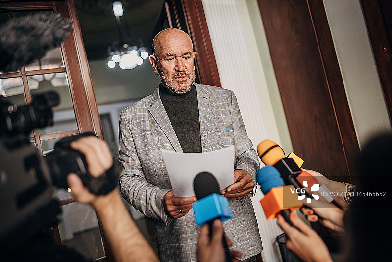 男政客发表声明图片素材